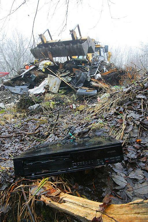 Černá skládka v Jirkově na Železnobrodsku už mizí. Tvoření takových míst je o to nepochopitelnější, že ve městě funguje sběrný dvůr.