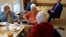 Senioři z Domova důchodců ve Velkých Hamrech dostanou v Babiččině kavárně kávu zdarma