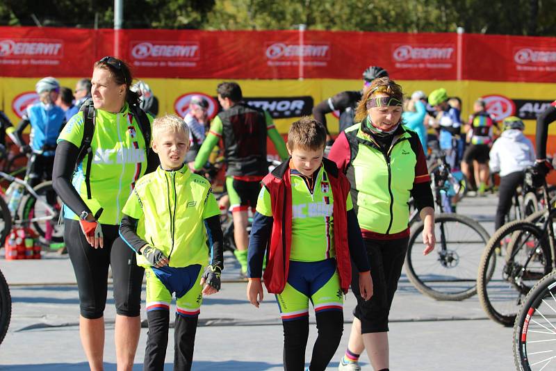 Bedřichov zaplavily stovky cyklistů, kteří se rozhodli zdolat skoro sedmdesát kilometrů napříč Jizerkami.  A v cíli si Author Cup všichni zase pochvalovali.