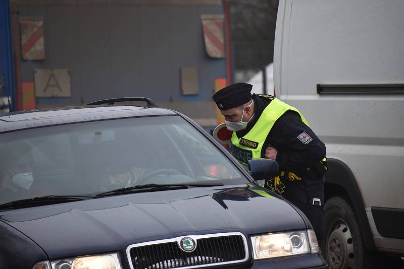 Policisté kontrolují cestující v Libereckém kraji.