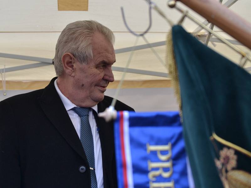 Prezident Miloš Zeman přijel do Jilemnice v doprovodu hejtmana Libereckého kraje Martina Půty. Očekávala je starostka Jana Čechová. 