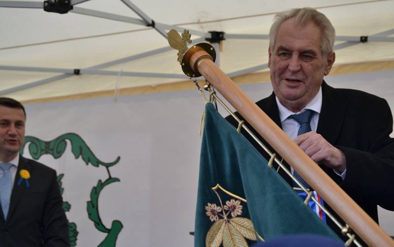 Prezident Miloš Zeman přijel do Jilemnice v doprovodu hejtmana Libereckého kraje Martina Půty. Očekávala je starostka Jana Čechová. 