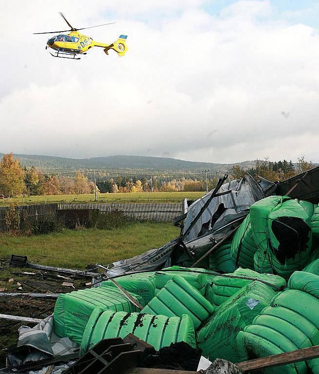 V úterý ráno se převrátil naložený polský kamion na silnici v Pěnčíně. Spolujezdkyni z tahače hasiči museli ze zdemolované kabiny vystříhávat. Zraněnou pak vrtulník letecké záchranné služby transportoval do nemocnice. 