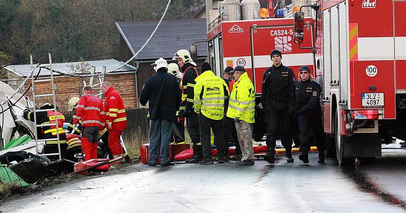 V úterý ráno se převrátil naložený polský kamion na silnici v Pěnčíně. Spolujezdkyni z tahače hasiči museli ze zdemolované kabiny vystříhávat. Zraněnou pak vrtulník letecké záchranné služby transportoval do nemocnice. 