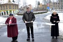 Otevření mostu na Paseckém náměstí uprostřed náměstek primátora Miloš Vele. 