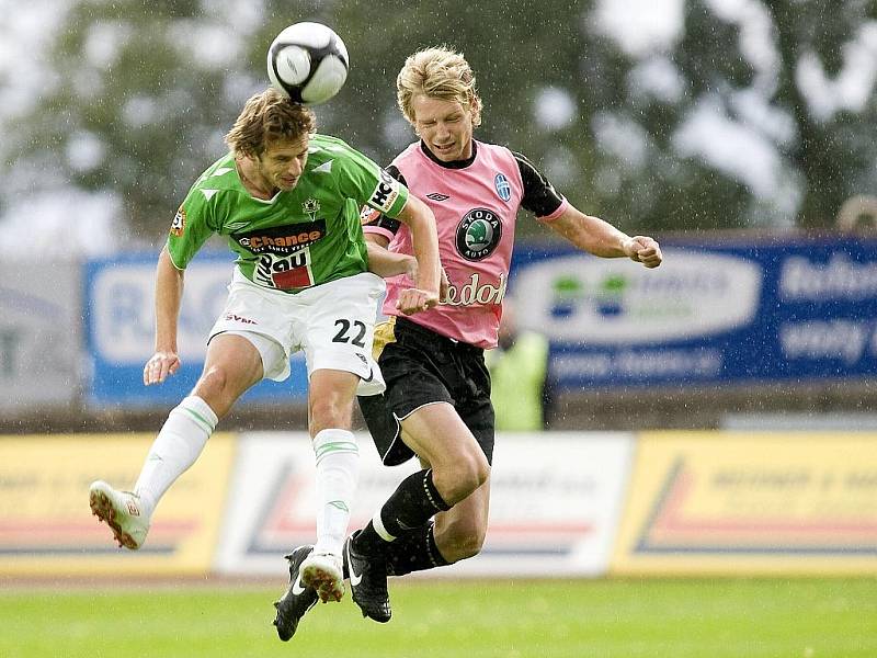 Baumit porazil Boleslav. Na snímku hlavičkový souboj domácího Marka Jarolíma ( vlevo v zeleno bílém ) s mladoboleslavským Janem Rajnochem.