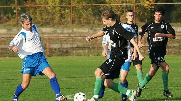 Fotbalisté Jenišovic zahráli velmi dobrý fotbal na pažitu vedoucího týmu tabulky a přivezli si bod. Domácí Brožek (v bílem) v souboji s hostujícím Plechatým (č. 4). 