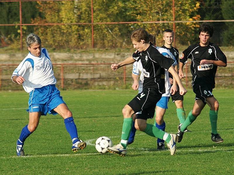 Fotbalisté Jenišovic zahráli velmi dobrý fotbal na pažitu vedoucího týmu tabulky a přivezli si bod. Domácí Brožek (v bílem) v souboji s hostujícím Plechatým (č. 4). 