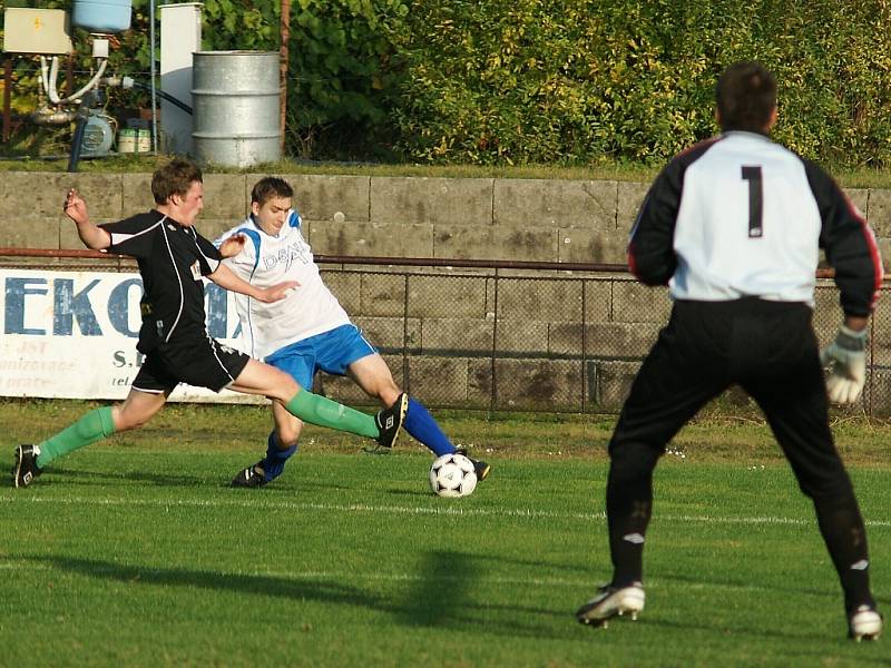 Fotbalisté Jenišovic zahráli velmi dobrý fotbal na pažitu vedoucího týmu tabulky a přivezli si bod. 