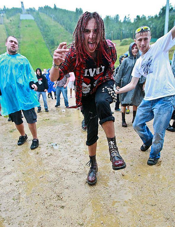 V pátek 6. srpna odstartoval punkrockový hudební festival Keltská noc v Harrachově. Jedním z taháků pátečního programu byla punková skupina Plexis v frontmanem Petrem „Sidem“ Hoškem.