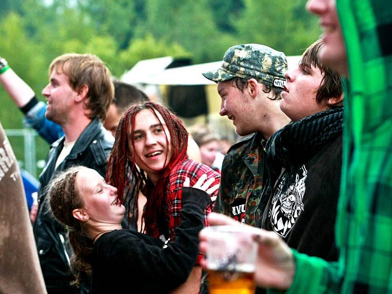 V pátek 6. srpna odstartoval punkrockový hudební festival Keltská noc v Harrachově. Jedním z taháků pátečního programu byla punková skupina Plexis v frontmanem Petrem „Sidem“ Hoškem.