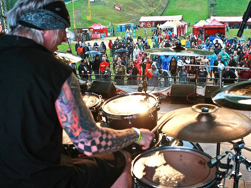 V pátek 6. srpna odstartoval punkrockový hudební festival Keltská noc v Harrachově. Jedním z taháků pátečního programu byla punková skupina Plexis v frontmanem Petrem „Sidem“ Hoškem.