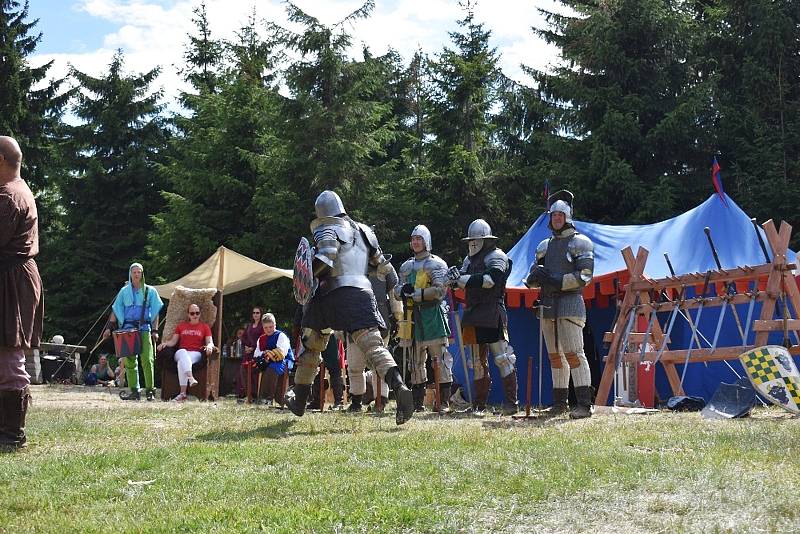 Skupina historického šermu Artuš Bohemia na tento víkend připravila již tradiční Historický víkend na rozhledně Štěpánka.