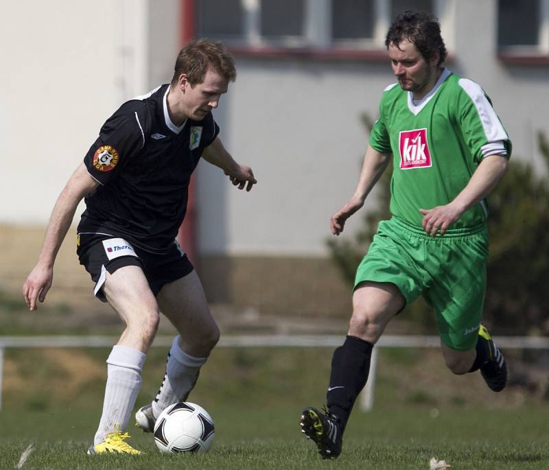 Fotbalisté Hodkovic porazili v I. B třídě Plavy (v zeleném) 2:1.