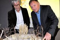 Architekt Petr Stolín (vlevo) i jablonecký primátor Petr Beitl prezentovali veřejnosti projekt Slunečního pavilónu. 