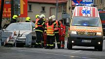 K neobvyklé dopravní nehodě došlo v sobotu kolem poledne na železničním přejezdu ve Smržovce. Řidič stříbrné Škody Octavia havaroval, když narazil do sloupu držícího závory. 
