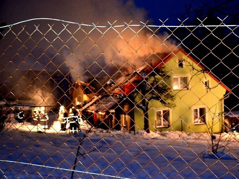 Jednotka byla 16. prosince před 16. hodinou povolána na požár nízké budovy v Lučanech nad Nisou, na místě již zasahovalo HZS Jablonec n/N a místní jednotka. Naše jednotka na místě prováděla zásah v dýchací technice, rozebírání střešní konstrukce, hašení.