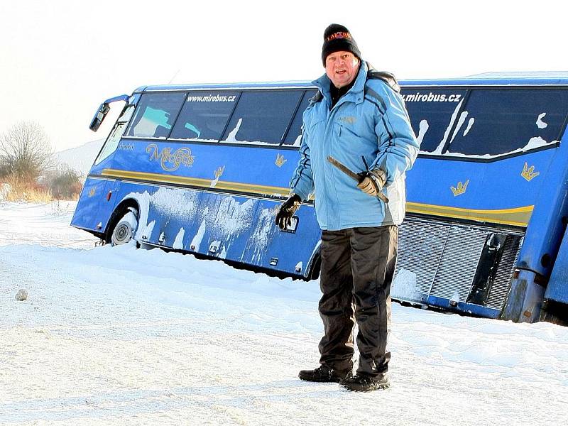 Největší potíže měli na Českolipsku. Některým řidičům zkomplikoval sníh a ledovka cestu. Autobus uvízl mimo vozovku, kam ho podle řidiče „sfoukl“ vítr.