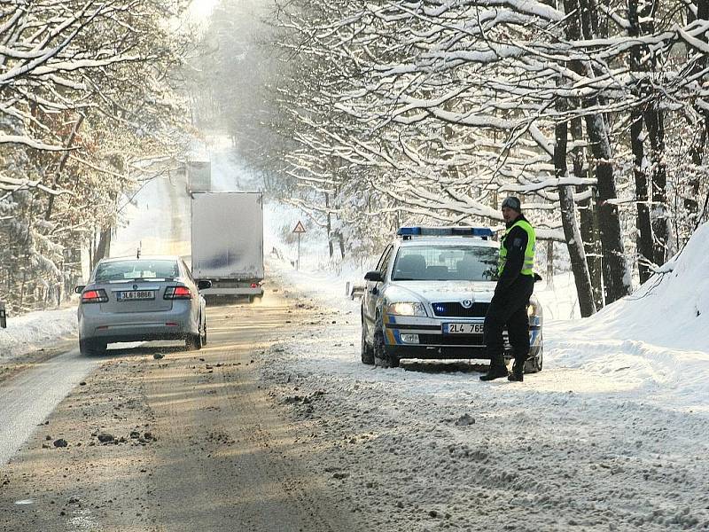 Největší potíže měli na Českolipsku. Některým řidičům zkomplikoval sníh a ledovka cestu. Nepojízdný maďarský kamion zkomplikoval dopravu mezi Jestřebím a Starými Splavy. Provoz museli řídit policisté.