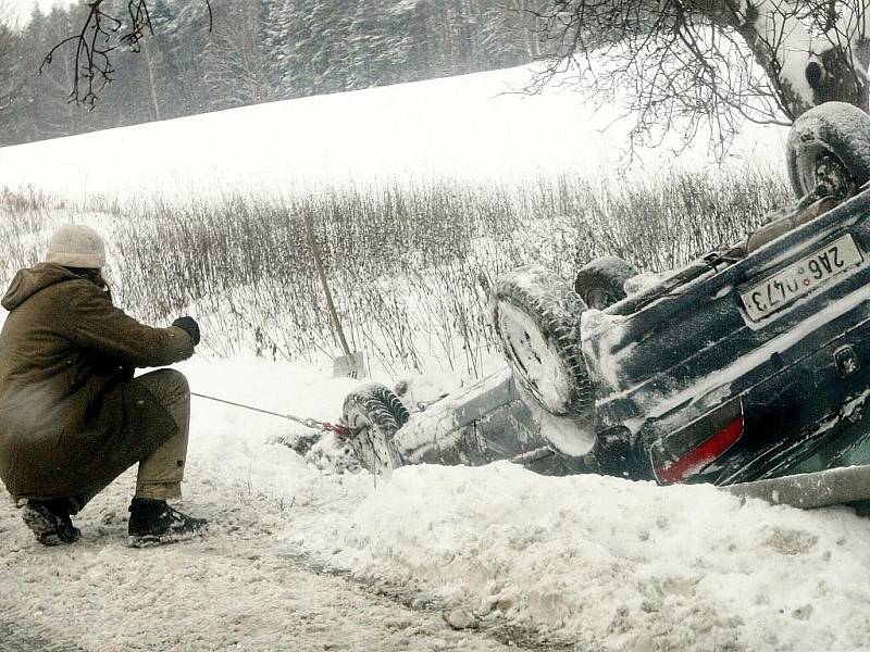 Nehoda osobního auta mezi obcemi Rynoltice a Lvová.