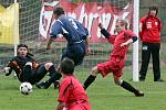 V okresním přeboru si Velké Hamry B poradily s Janovem (v červeném) a vyrály 3:0.