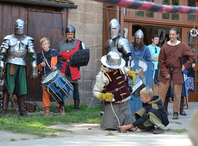 Turistické památky v Libereckém kraji nabízejí pestrý přehled akcí na prázdninové měsíce. Na Valdštejně se pravidelně konají prohlídky s loupeživým rytířem či audientu u Valdštejna. Výjimkou tu nejsou ani středověké víkendy se souboji a kuchyní z těchto č