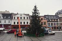 Zdobení vánočního stromu na Mírovém náměstí v Jablonci nad Nisou