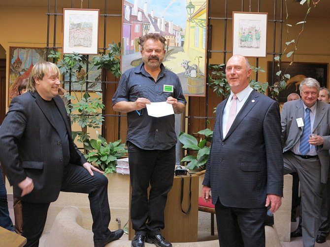 Petr Urban (vlevo) vystavuje kresby a olejomalby. Spolu s poslance Petrem Skokanem výstavu zahájil v pondělí podvečer Václav Upír Krejčí a Ivan Mládek.