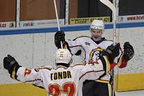 Jablonečtí hokejisté prolomili smolnou sérii porážek a v domácím utkání smetli Klatovy (v červeném) 8:2.