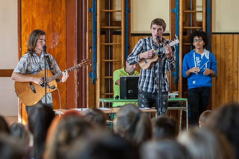 Tradiční vítání studentů prvních ročníků proběhlo 10. října v tělocvičně školy Gymnázia U Balvanu.