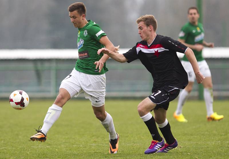 Juniorka Baumitu porazila Slavii Praha 3:1. Na snímku je Vojtěch Gebert z Jablonce a Viktor Šimeček ze Slavie.