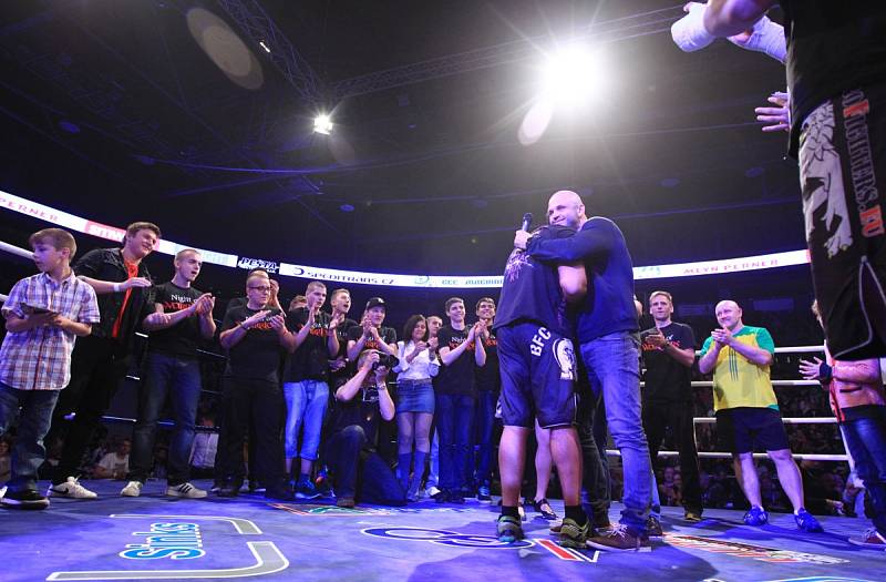 Páté Night of Warriors diváky nadchlo. Na snímku je organizátor večera Martin Berka z BFC Liberec, kterému účastníci připravili překvapení k 40. narozeninám.