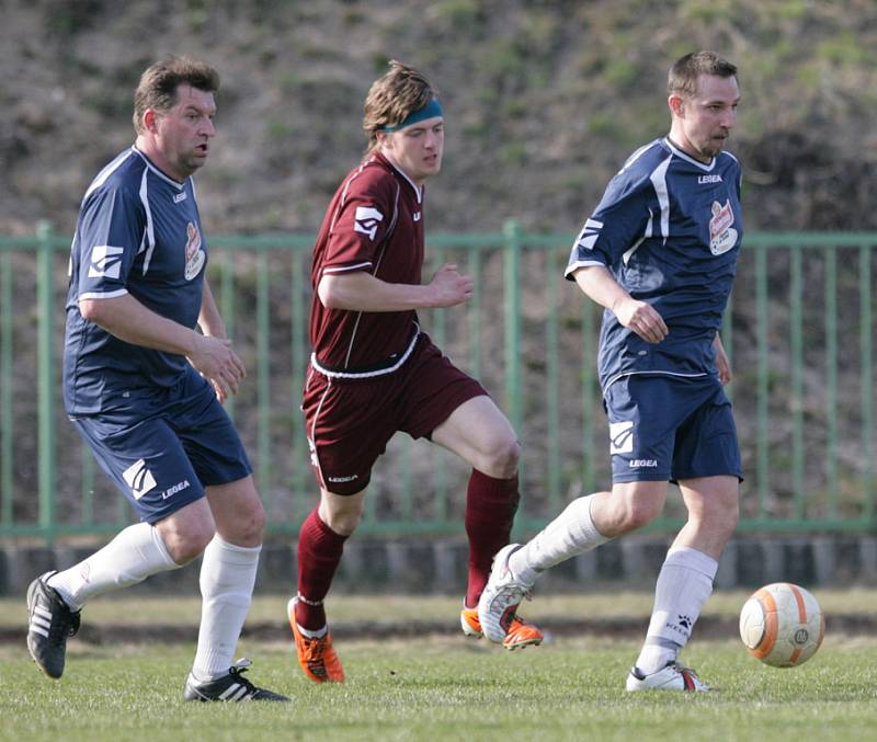 Tanvald doma prohrál s Velkými Hamry B (v modrém) 0:2.