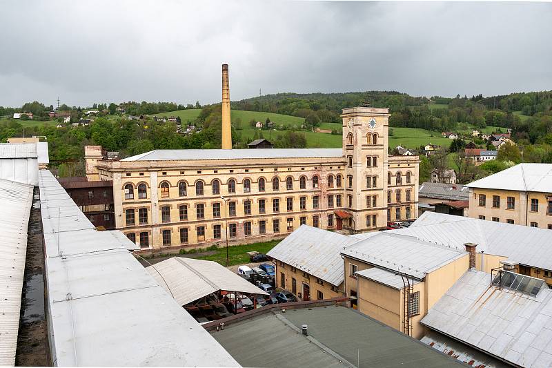 Opuštěná fabrika na okraji Semil ožívá výstavami a koncerty.