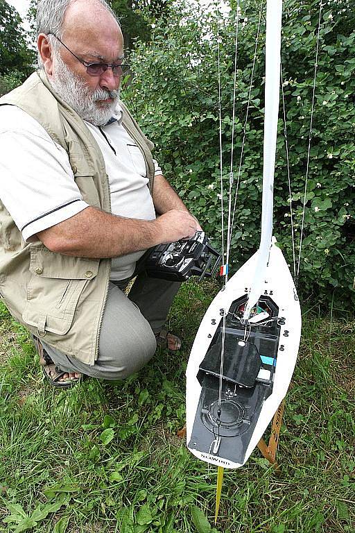 Jablonecký klub lodních modelářů Admirál pořádal na Novoveském koupališti o víkendu již čtyřicátý druhý ročník soutěže Jablonecká kotva a třicátý osmý ročník Modré stuhy. 