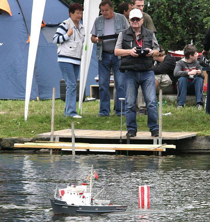 Jablonecký klub lodních modelářů Admirál pořádal na Novoveském koupališti o víkendu již čtyřicátý druhý ročník soutěže Jablonecká kotva a třicátý osmý ročník Modré stuhy. 