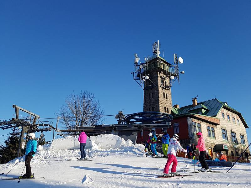 Skiareál Tanvaldský Špičák i díky technickému sněhu nabízí optimální podmínky pro lyžování na všech čtyřech sjezdovkách. Funguje lyžařská škola i půjčovna.