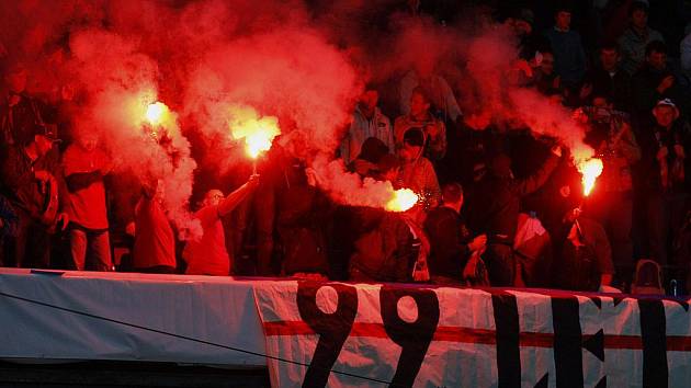 Finálové utkání Ondrášovka cupu mezi celky FK Baumit Jablonec a FC Viktoria Plzeň hrané v Praze na Letné. Fanoušci Plzně oslavují vedoucí gól.