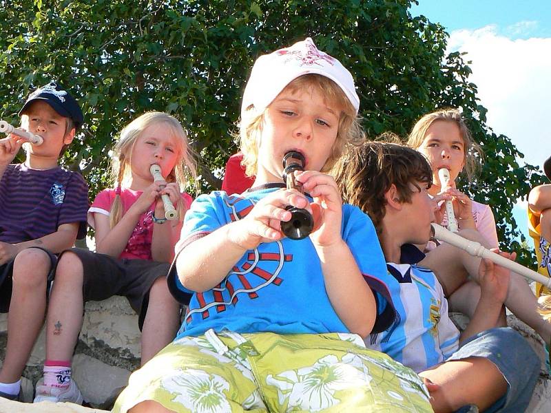 Prostřednictvím jabloneckého Oblastního spolku Českého červeného kříže vyjeli rodiče s nemocnými dětmi na ozdravný třítýdenní pobyt u Jaderského moře.