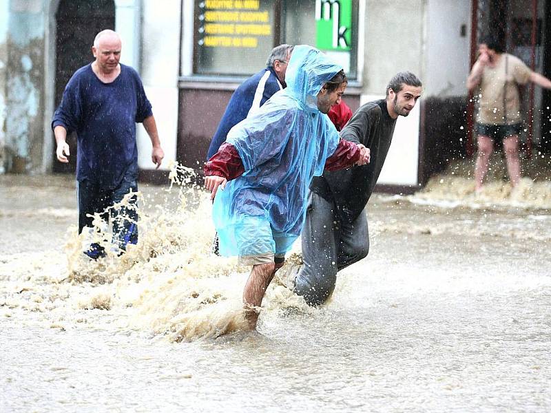 Hodinu po sobotním poledni dorazili do zatopené Chrastavy liberečtí potápěči ze Snakesubu. Podle jejich vedoucího Jaroslava Kočárka na místo vyjelo všechno, co má dvě ruce a pomáhat začali intuitivně.