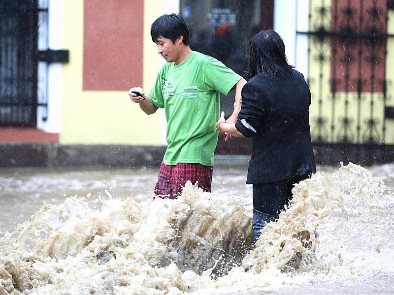 Hodinu po sobotním poledni dorazili do zatopené Chrastavy liberečtí potápěči ze Snakesubu. Podle jejich vedoucího Jaroslava Kočárka na místo vyjelo všechno, co má dvě ruce a pomáhat začali intuitivně.