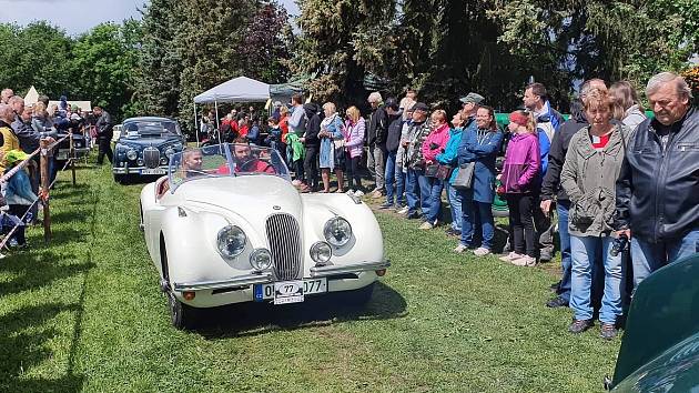 Do Studence se sjely historické automobily na tradiční jízdu Podkrkonoším.