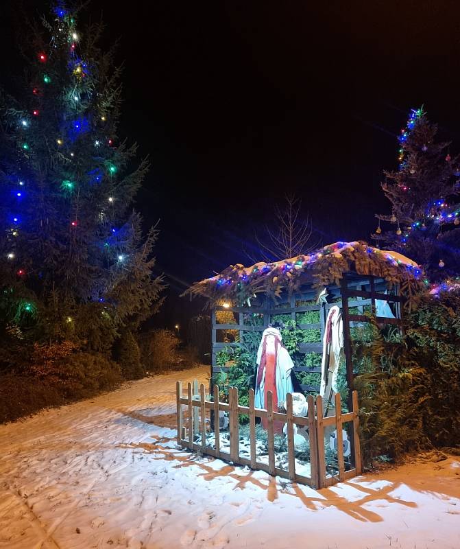 Vánoční strom a výzdoba v obci Líšný. Pro občany ji připravil místní úřad ve spolupráci s hasiči.