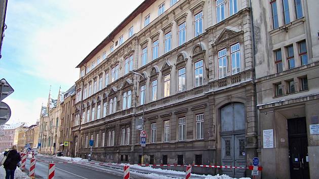 Ulice Podhorská v Jablonci byla uzavřena od prosince roku 2018. Na snímku stav před výstavbou ocelové podpůrné konstrukce.