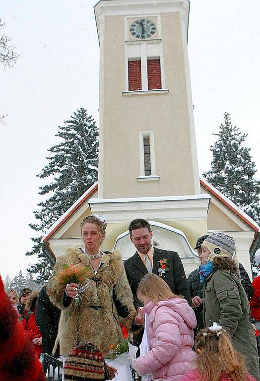 Musheři mají smůlu, Jana si vzala v kostelíku sv. Josefa poslední prosincové úterý Američana Rodneye.