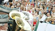 Královský orchestr z Dánska zahrál dětem před ZŠ Liberecká v Jablonci.
