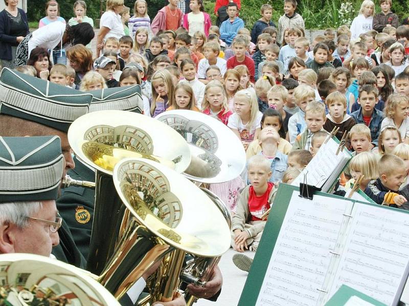 Královský orchestr z Dánska zahrál dětem před ZŠ Liberecká v Jablonci.