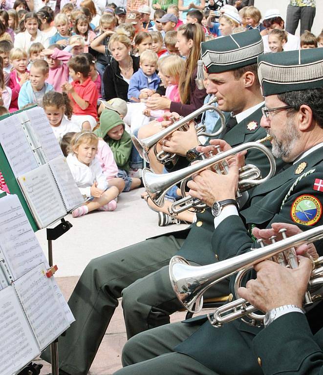 Královský orchestr z Dánska zahrál dětem před ZŠ Liberecká v Jablonci.