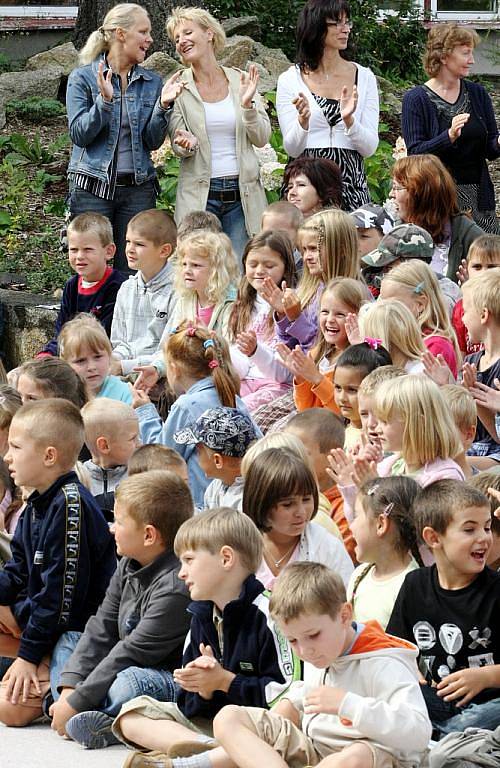 Královský orchestr z Dánska zahrál dětem před ZŠ Liberecká v Jablonci.