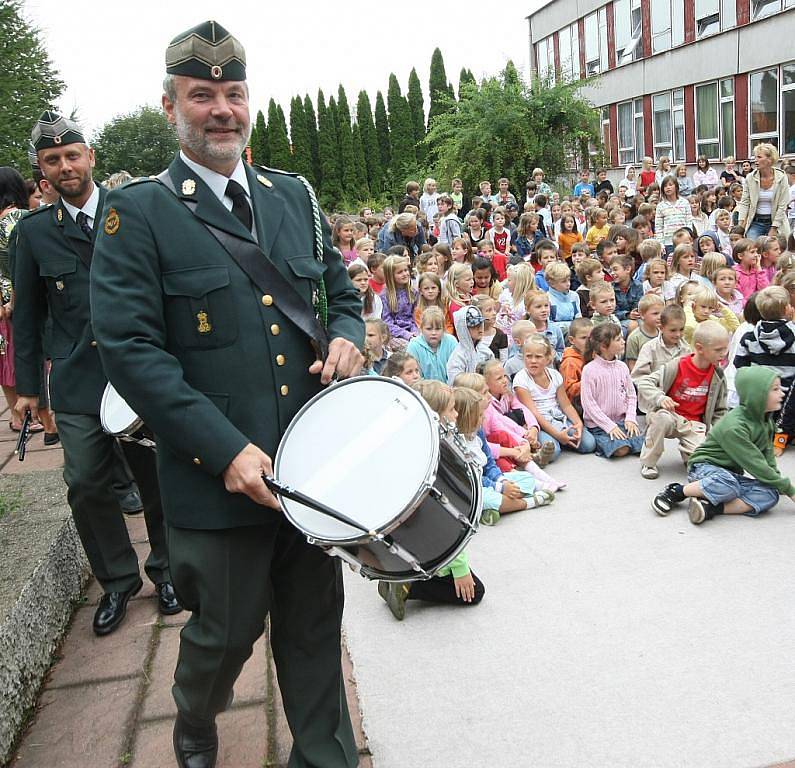 Královský orchestr z Dánska zahrál dětem před ZŠ Liberecká v Jablonci.